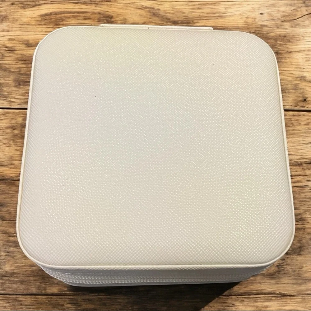 Travel Cream Jewelry Organizer Case - Picture 2 of 3